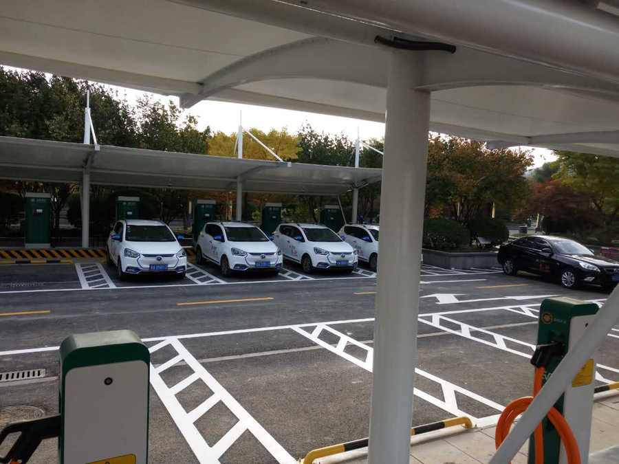 七字型的汽車停車棚，也是汽車蓬里，使用比較多的一款造型